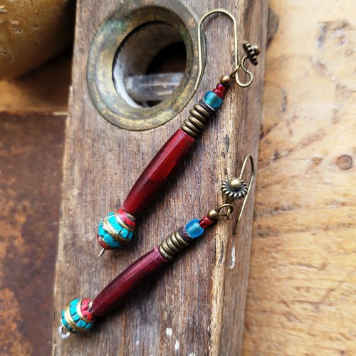 Vendu- boucles d'oreille tribales bohémiennes avec perles du tibet corail et turquoise ; corne : "les hautes terres"