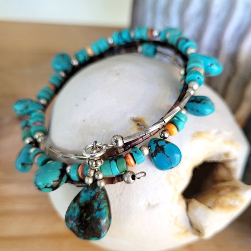 Un incroyable bracelet mémoire 3 rangs avec perles anciennes turquoises, perles nacre, argent et agate ... : "porte des mémoires"
