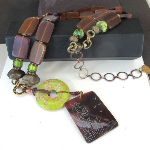Temps elastiques !!!! : côté vintage, un collier sautoir xo gallery , exotique avec perles résine fossilisée et donuts turquoise...