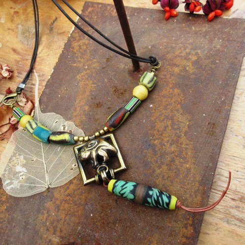 Vendu - un collier unisexe particulier, nomade et tribal ; avec perles en verre ancien du tibet... : "joie de vivre "