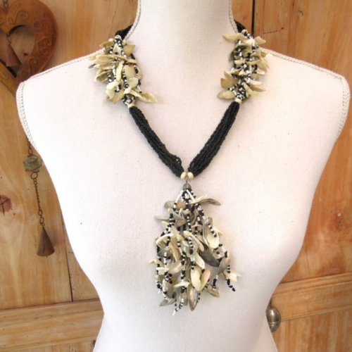 Un collier classe singulier 10 rangs avec perles coquilles d'ormeau naturels ... : "cortèges de rêveries"