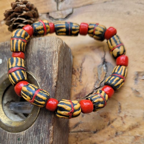 Un prix sympathique pour ce bracelet chic unisexe avec perles ethniques verre krobo afrique