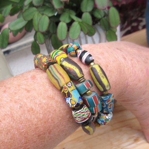 La magie du rythme: un bracelet tribal unisexe 3 rangs avec perles "african trades beads" de collection  ....