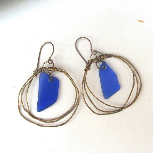 Style gypsy pour ces boucles d'oreille créoles avec galets verre bleu de la mer  ..... : "echos d'abysses"