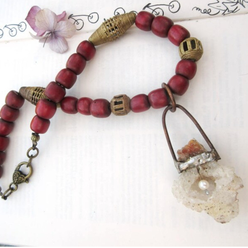 Un collier ras de cou extraordinaire avec une géode de cristal et sa perle fine : "etagère de la mémoire" .....