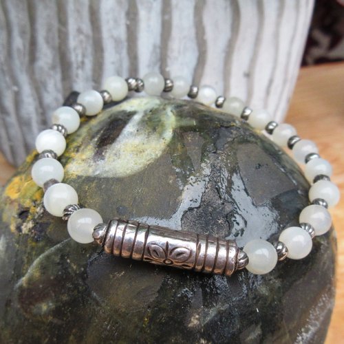 Rivière aux perles: un splendide bracelet unisexe avec anciennes perles tribales berbères en argent ciselé et pierre de lune