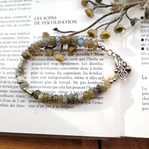 Un merveilleux bracelet "racé" avec anciennes perles tribales berbères argentées et labradorite : "matin de septembre"