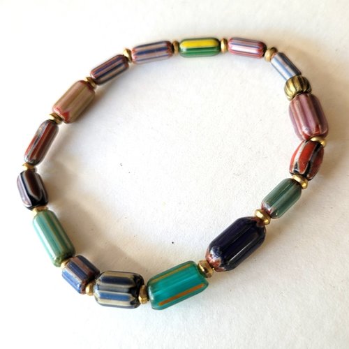 Un bracelet unisexe tribal multicolore avec anciennes perles vénitiennes à chevrons : "connaissance intemporelle"