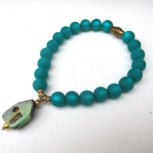 Un petit prix pour ce bracelet unisexe shabby chic avec perles en résine polaris et pendentif maisonnette céramique artisan