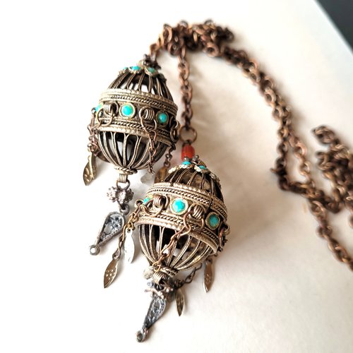 Un collier sautoir "lingerie" chic, intemporel et citadin, ethnique berbère avec turquoise et cornaline: "noeuds magiques"