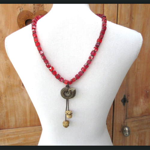 Un collier tribal unisexe de style africain avec des perles bohèmes en verre du mali  ..... : "empreintes de la création"