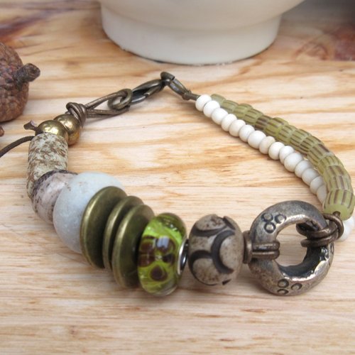 Un bracelet tribal avec perles rares africaines de collections et perle lampworks  ... : "liaisons d'automne "