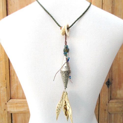 Un collier tribal primitif avec perle en vieil argent berbère - maroc et os de tortue : "rêves vagabonds"