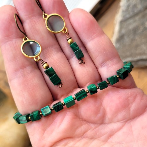 Une parure bracelet et boucles d'oreille tribales et bohèmes avec d'anciennes perles cubes de malachite : "vibrations premières"