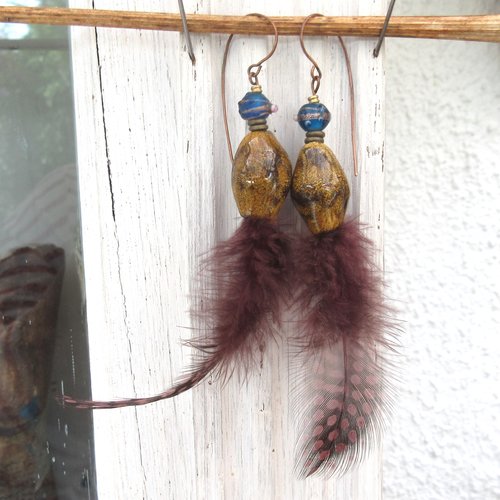 Des boucles d'oreille ethniques avec plumes naturelles et clochettes céramiques artisanales .......: "les dessus-dessous "