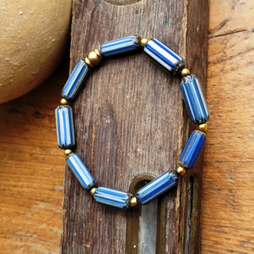 Un bracelet ethnique tribal et unisexe avec ancienne perles tubes en verre chevrons du népal : "bleu ardoise"