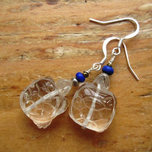 Des boucles d'oreille natures avec petites tortues en cristal ciselé !!!!! : "lumière & tendresse"