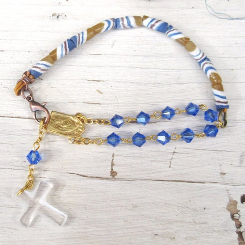 Un bracelet ethnique et religieux avec croix en cristal de quartz, pâtes de verre dakar, afrique .... :"pause douceur"