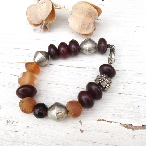 Saveur d'un fruit : un bracelet ethnique avec des perles en résine ambre du mali ....