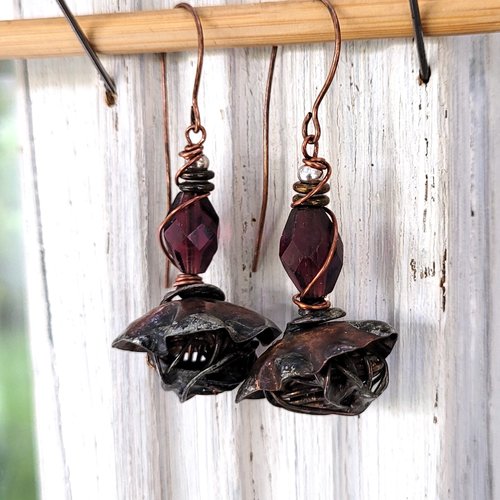 Pour femmes élégantes, boucles d'oreille avec structure étain et cuivre, perles verre ancien facetté : "exquises esquisses"