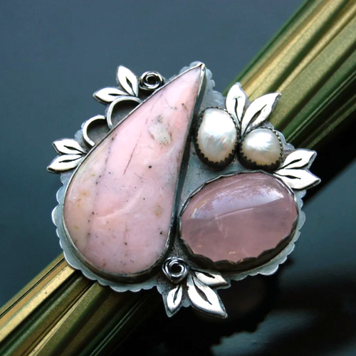 Une incroyable bague en argent 925 , avec un cabochon opale des andes, quartz rose et perles baroques  ... pour le côté vintage !!!!
