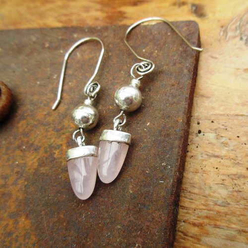 Des boucles d'oreille contemporaines bohèmes et précieuses avec perles en quartz rose : "la magie du rose"