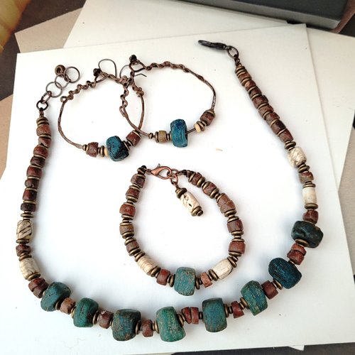 Une parure ethnique et tribale collier, bracelet et boucles d'oreille avec perles hébron bleu : "des chemins d'histoires" .....