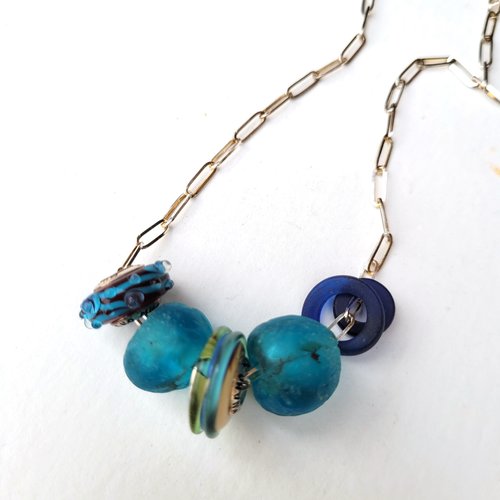 Un prix sympathique pour ce collier avec perles en verre style pandora - troll et bagues en verre dutch dogon .