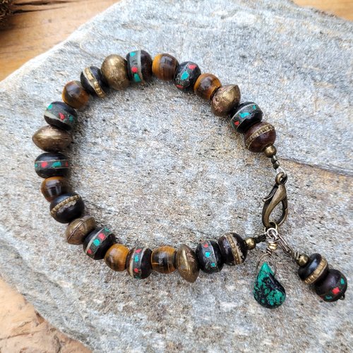 Un bracelet ethnique unisexe perles corne du tibet, turquoise et corail : "quelque chose de lhassa"...
