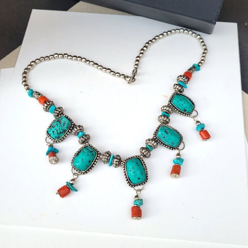 Un prix doux pour ce collier nature, un rien baroque de style tibétain avec perles corail, turquoise, perles ethniques ..
