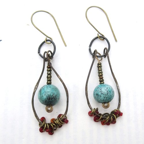 Des boucles d'oreille primitives avec perle turquoise ancienne d'afrique : "etats d'ame suspendus"...
