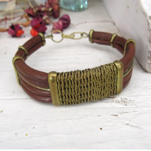 Splendide bracelet pour dame ou monsieur, semi rigide en cuir et laiton pour le côté vintage ..