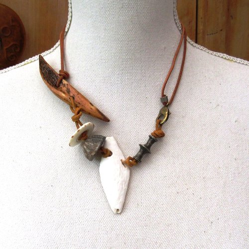 Territoire de nos mémoires :un collier tribal unisexe de style africain avec anciennes perles de collection en corne, coquillage sénégal