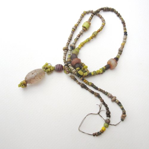 Un collier unisexe tribal de toute beauté avec ces perles jaune nila !!!! : "les terres oubliées"