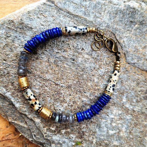 Un bracelet pierres fines, unisexe, nomade, un peu bohême : lapis lazuli, labradorite, jaspe dalmatien :"douceur exquise" ......