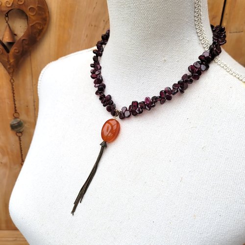 Sublime collier pour elle , avec pendentif amulette cornaline d'artisan et perles grenat rhodolite : "matin de décembre"