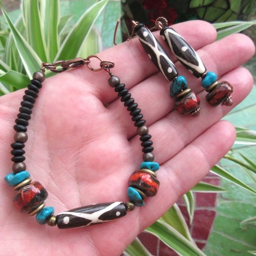 Une parure bracelet et bo avec turquoise et céramiques artisanales : "au vent de l'harmonie"