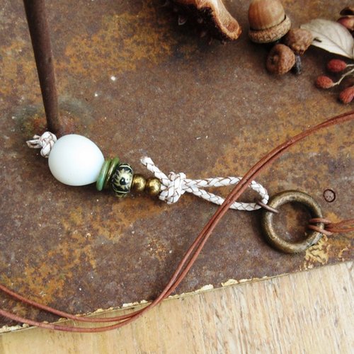 Un collier talisman, boho tribal avec une rare grosse perle blanche dogon hollande : "léger comme un parfum"