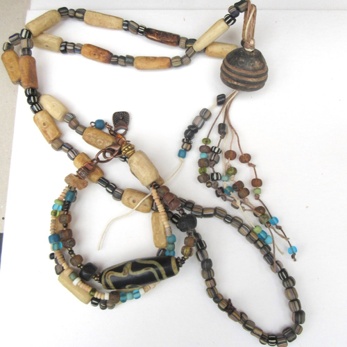 Une parure collier et bracelet de style tribale avec une magie du rythme dans la composition: "frontière des sables"
