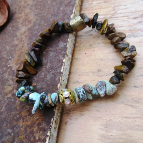 Un bracelet boho chic rustique composé de magnifiques perles bisbee turquoise naturelle : "vagues de rythmes"