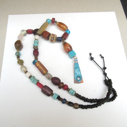 Un collier hétéroclite, tribal, hippie avec des perles précieuses et émail ..... : "musique d'un sourire "