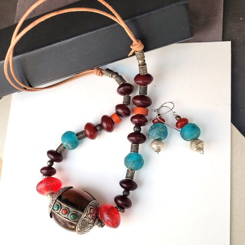 Une parure collier et boucles d'oreille, tribale boho chic avec perle en vieil argent et résine du tibet :"les rênes de l'esprit"
