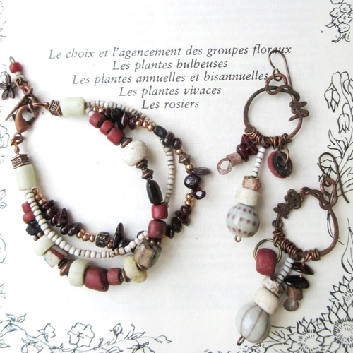 Elégance hivernale .... : une parure bracelet et boucles d'oreille avec perles en verre tribales et perles filées au chalumeau !!!!