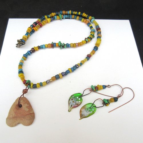 Parure collier et boucles d'oreille avec perles en verre de mauritanie et amulette coeur en pierre du ghana : "permanence des temps"