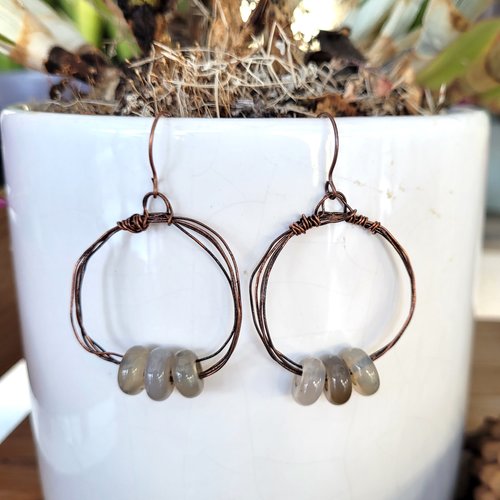 Boucles d'oreille créoles de style boho chics avec anneaux en pierre de lune: "tourbillons de poudre"