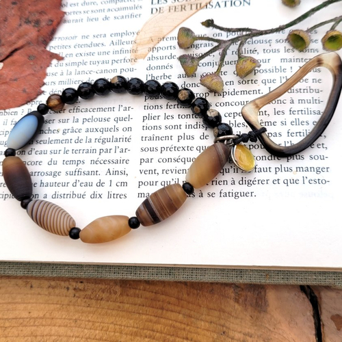 Un bracelet ajustable vintage nature , primitif, tribal et ethnique avec perles en agate, corne, sabot de buffle d'eau ..