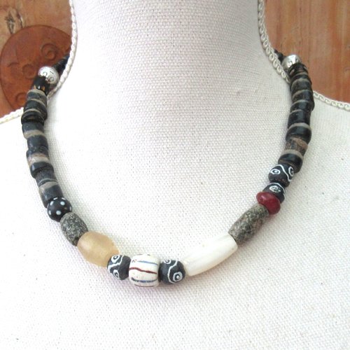 Un collier unisexe de style africain avec perles en ancienne cornaline, granit et quartz du néolithique   !!!!! : "de rustiques rumeurs"