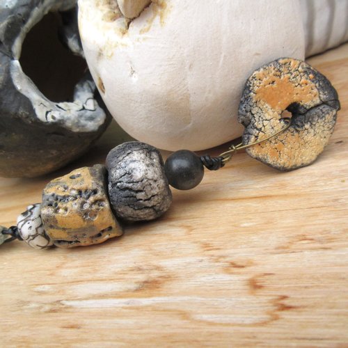 Un collier minimaliste unisexe avec perles et disque en céramique raku artisanale... : "une lumière tendresse"