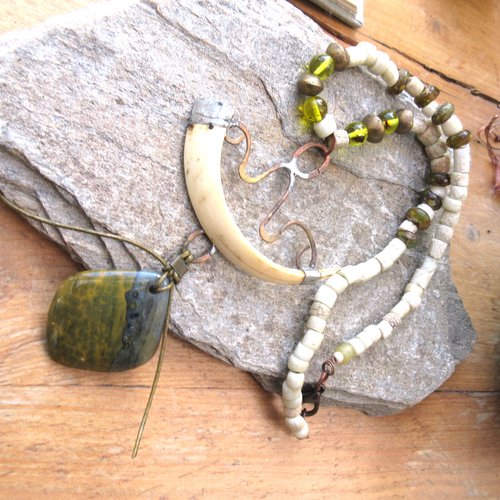 Un collier tribal; primitif avec sa corne en os , ses perles rares en ambre vert dominicain.....: "travée de lune "