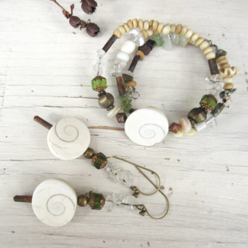 Une parure nature bracelet mémoire et boucles d'oreille avec perles "oeil de ste lucie" : "rythmes des océans"
